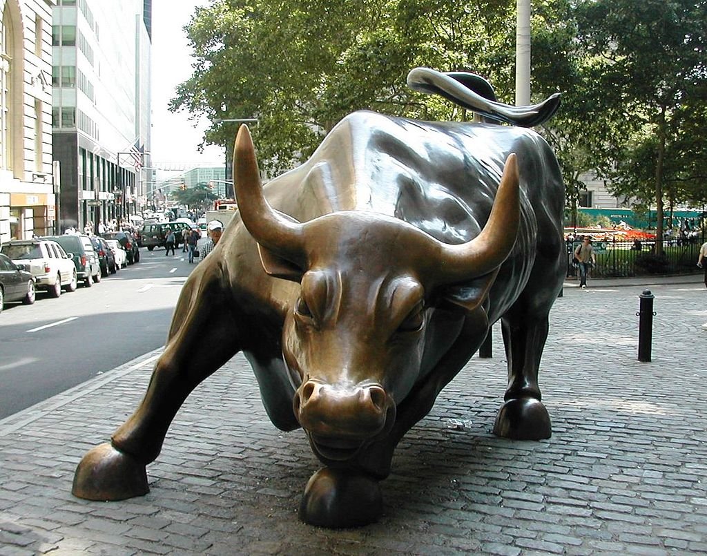 Charging Bull, auch als Wall Street Bull oder Bowling Green Bull bezeichnet, ist eine Bronzestatue von Arturo Di Modica (* 1941), die im Bowling Green Park im Financial District in Manhattan, New York City steht. Sie wurde ursprünglich als Streetart aufgestellt.